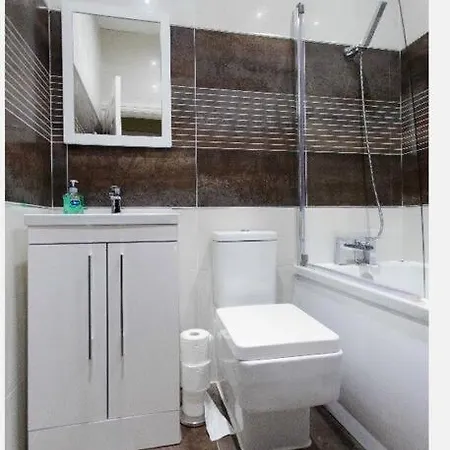 Modernised With Free Gated Parking Leeds (West Yorkshire)