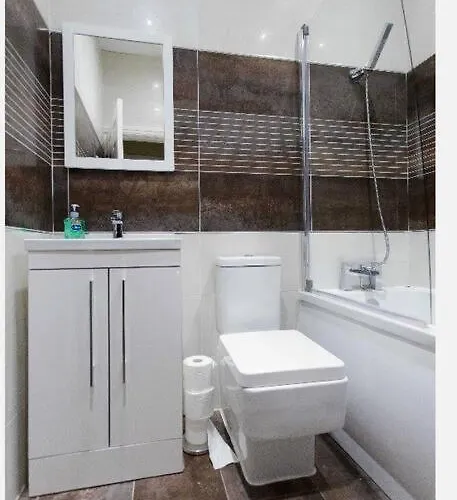 Modernised With Free Gated Parking Leeds (West Yorkshire)